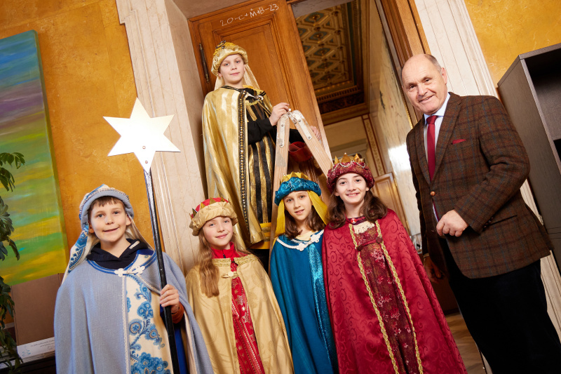 Nationalratspräsident Wolfgang Sobotka (ÖVP) mit Sternsinger
