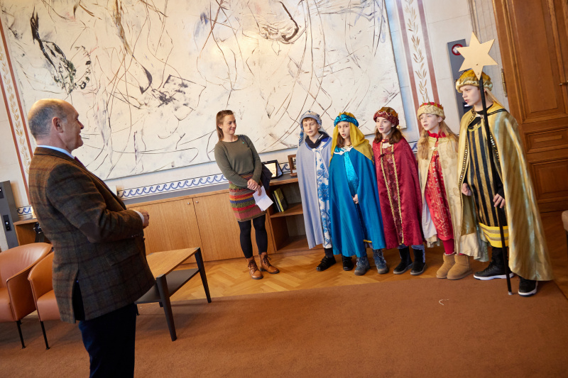 Sternsinger beim SIngen, linke Seite: Nationalratspräsident Wolfgang Sobotka (ÖVP)