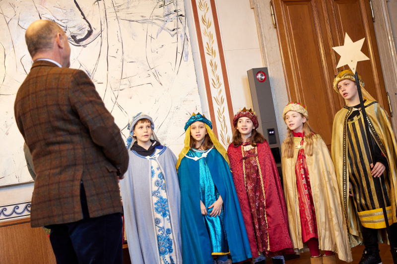 Sternsinger beim SIngen, linke Seite: Nationalratspräsident Wolfgang Sobotka (ÖVP)