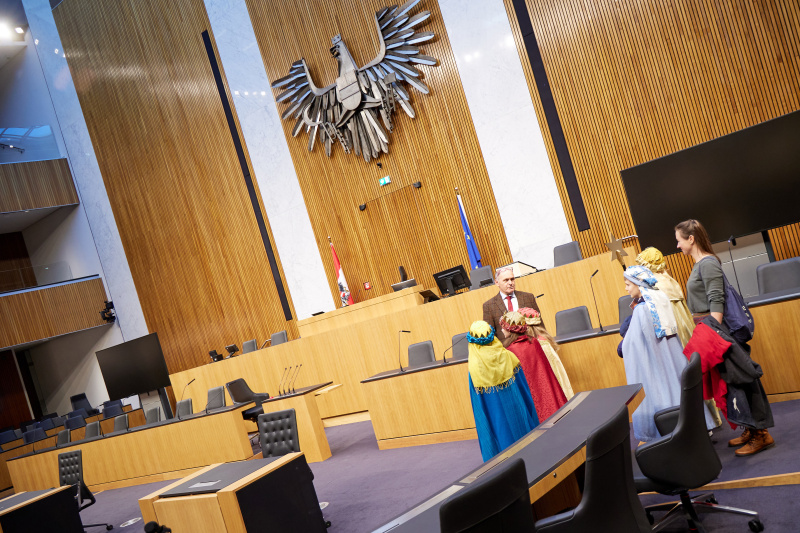 Nationalratspräsident Wolfgang Sobotka (ÖVP) führt die Sternsinger durch das Parlament