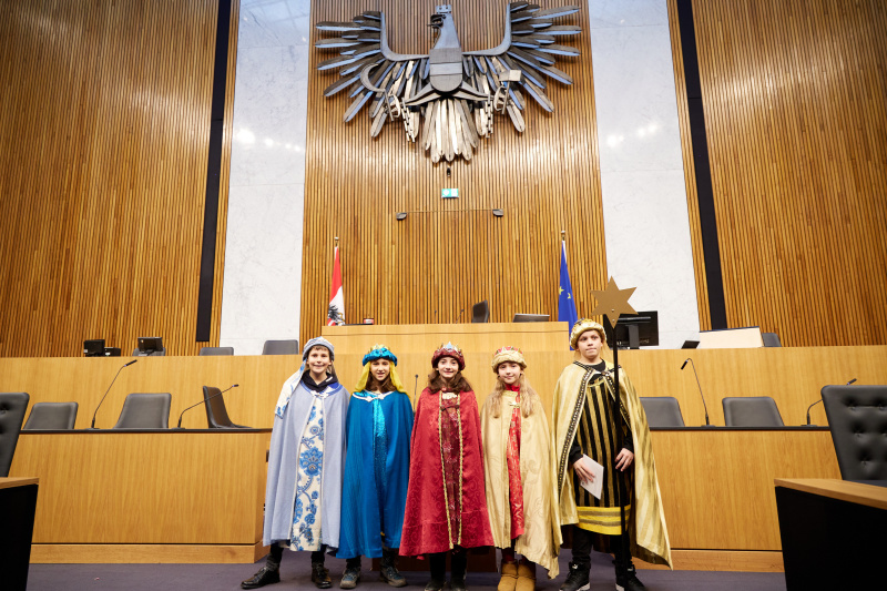 Nationalratspräsident Wolfgang Sobotka (ÖVP) führt die Sternsinger durch das Parlament