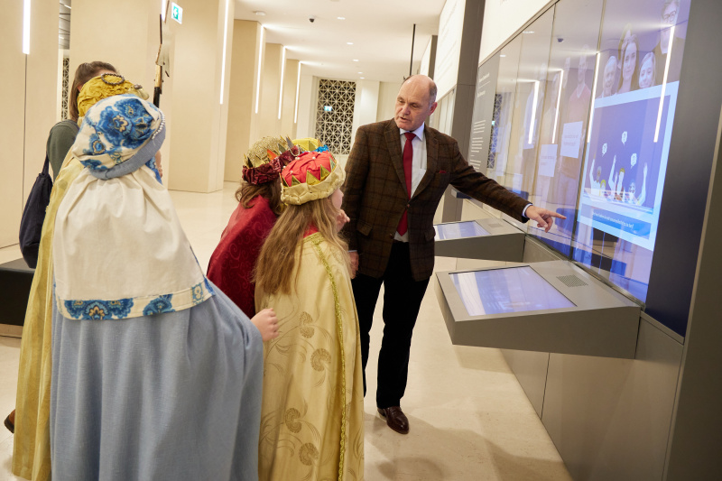 Nationalratspräsident Wolfgang Sobotka (ÖVP) führt die Sternsinger durch das Parlament