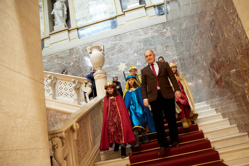 Nationalratspräsident Wolfgang Sobotka (ÖVP) führt die Sternsinger durch das Parlament