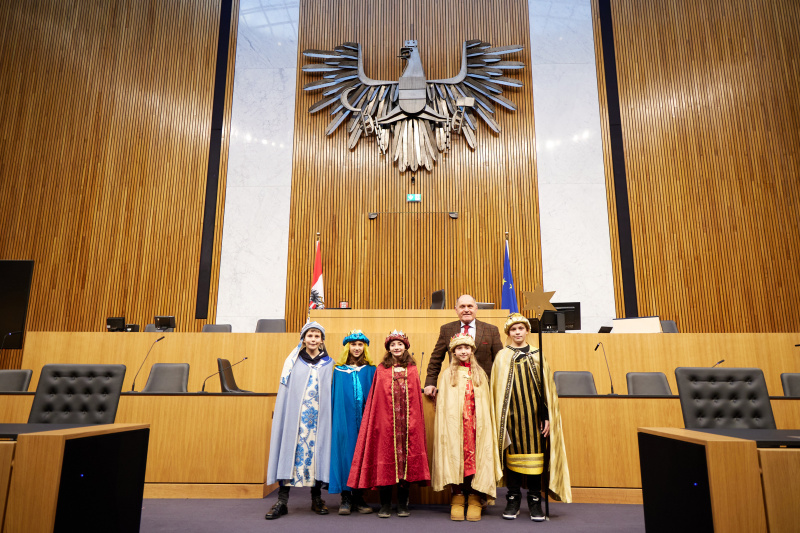 Nationalratspräsident Wolfgang Sobotka (ÖVP) führt die Sternsinger durch das Parlament