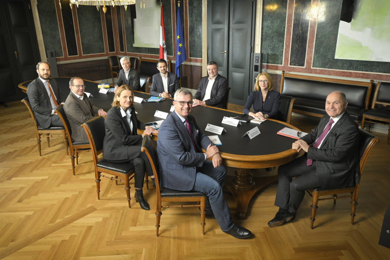 Von links: Nationalratsabgeordneter Nikolaus Scherak (NEOS), Nationalratsabgeordneter Peter Haubner (ÖVP) , Parlamentsdirektor Harald Dossi, Nationalratsabgeordnete Dagmar Belakowitsch (FPÖ), Nationalratsabgeordneter Jakob Schwarz (GRÜNE), Dritter Nationalratspräsident Norbert Hofer (FPÖ), Nationalratsabgeordneter Jörg Leichtfried (SPÖ), Zweite Nationalratspräsidentin Doris Bures (SPÖ), Nationalratspräsident Wolfgang Sobotka (ÖVP)