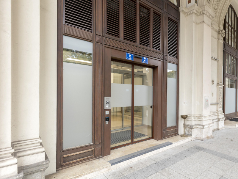 Eingangsbereich von Expedit  und Poststelle Ecke Stadiongasse - Reichsratsstraße