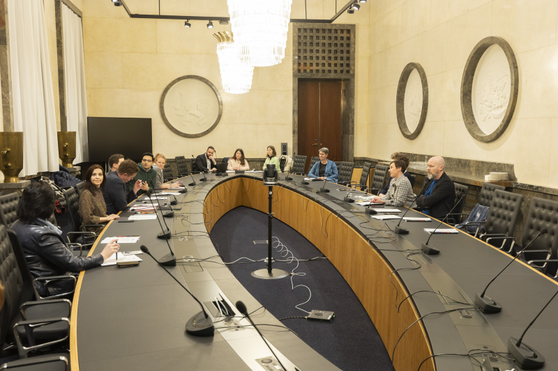 Blick Richtung Veranstaltungsteilnehmer:innen