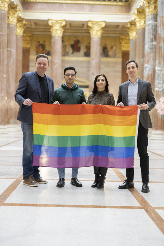Von links: Nationalratsabgeordneter Mario Lindner (SPÖ), Nationalratsabgeordneter Yannick Shetty (NEOS), Nationalratsabgeordnete Ewa Ernst-Dziedzic (GRÜNE), Nationalratsabgeordneter Nico Marchetti (ÖVP)