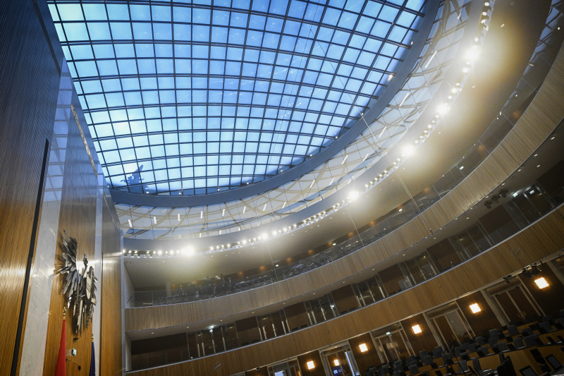 Nationalratssaal vor der Sitzung. Blick auf die neue Glaskuppel