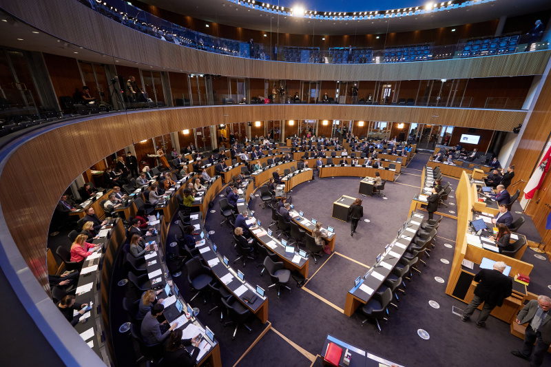 Blick Richtung Sitzungsteilnehmer:innen