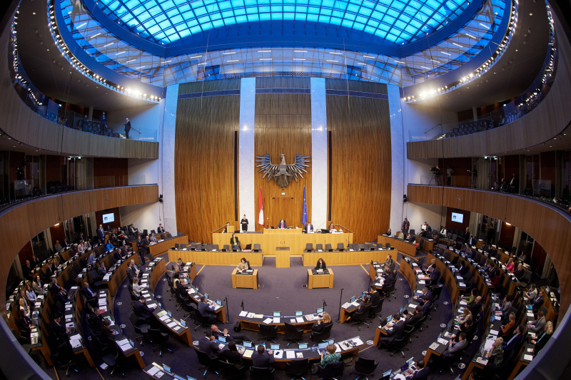 Blick Richtung Sitzungsteilnehmer:innen