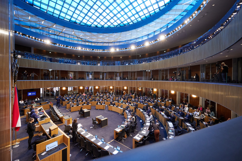 Blick Richtung Sitzungsteilnehmer:innen