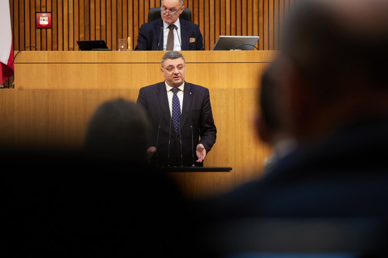 Am Redner:innenpult Nationalratsabgeordneter Jörg Leichtfried (SPÖ)