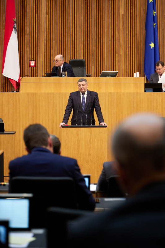 Am Redner:innenpult Nationalratsabgeordneter Jörg Leichtfried (SPÖ)