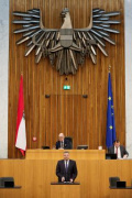Am Redner:innenpult Nationalratsabgeordneter Jörg Leichtfried (SPÖ)