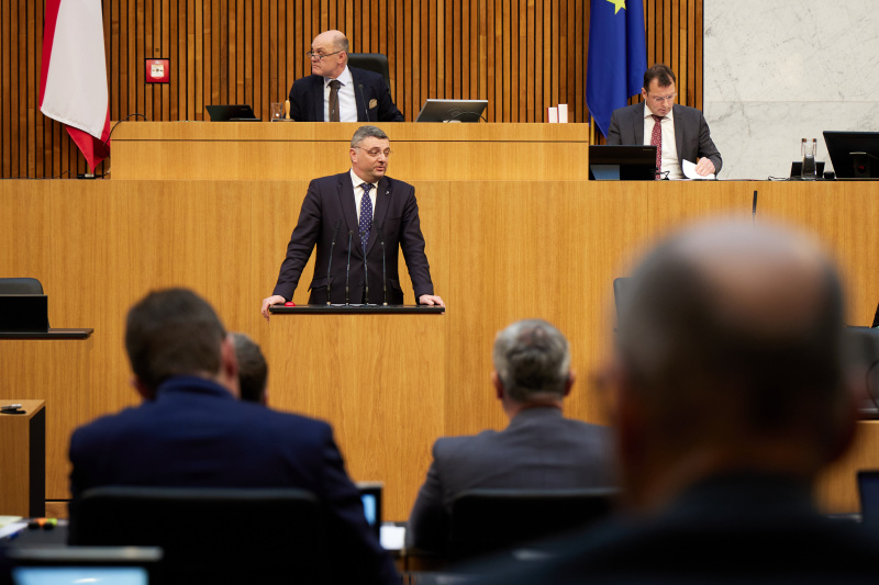 Am Redner:innenpult Nationalratsabgeordneter Jörg Leichtfried (SPÖ)