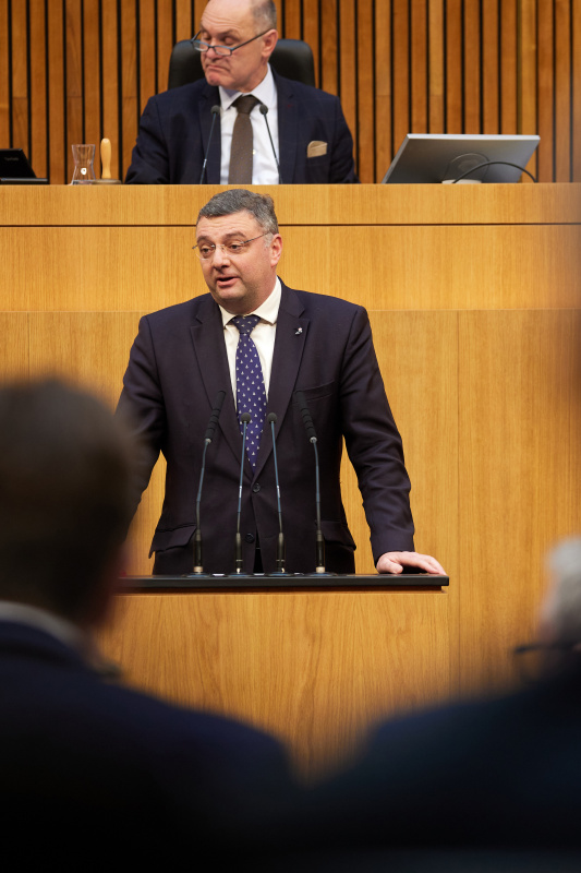 Am Redner:innenpult Nationalratsabgeordneter Jörg Leichtfried (SPÖ)