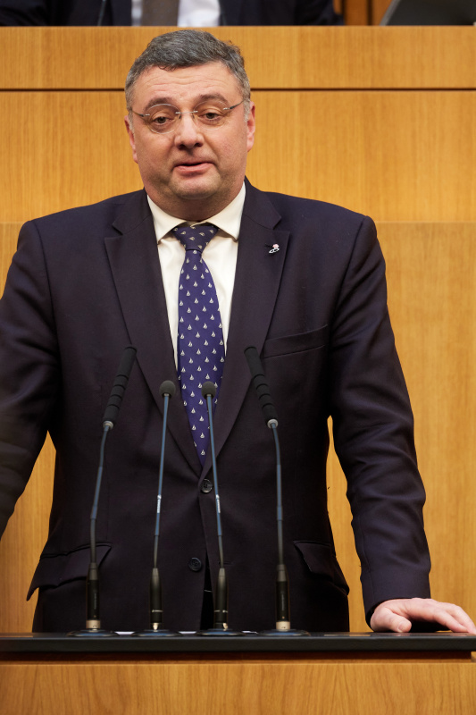 Am Redner:innenpult Nationalratsabgeordneter Jörg Leichtfried (SPÖ)