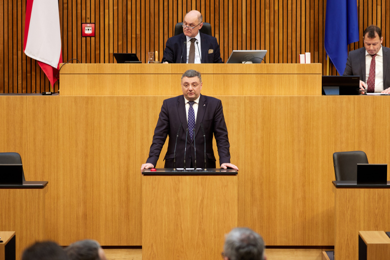 Am Redner:innenpult Nationalratsabgeordneter Jörg Leichtfried (SPÖ)