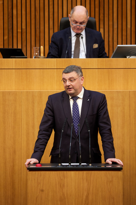 Am Redner:innenpult Nationalratsabgeordneter Jörg Leichtfried (SPÖ)