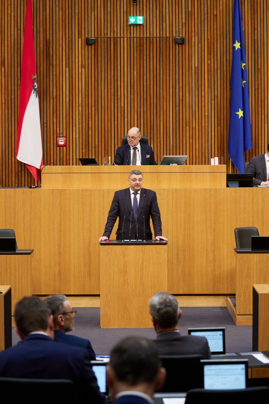 Am Redner:innenpult Nationalratsabgeordneter Jörg Leichtfried (SPÖ)