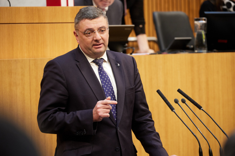 Am Redner:innenpult Nationalratsabgeordneter Jörg Leichtfried (SPÖ)