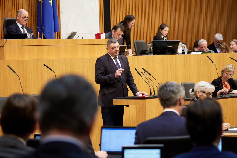Am Redner:innenpult Nationalratsabgeordneter Jörg Leichtfried (SPÖ)