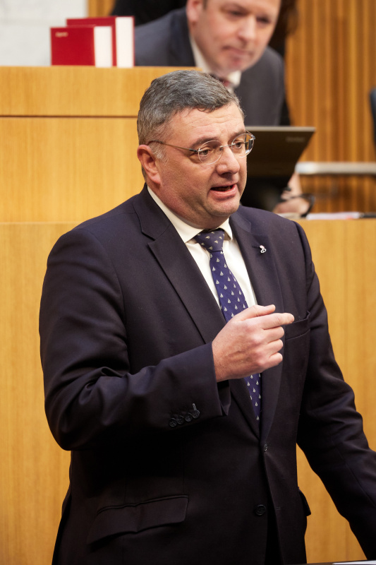 Am Redner:innenpult Nationalratsabgeordneter Jörg Leichtfried (SPÖ)