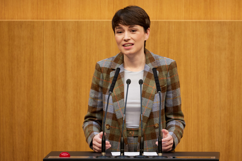 Am Redner:innenpult Klubobfrau Sigrid Maurer (GRÜNE)