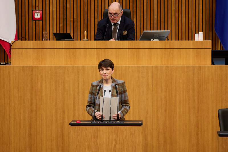 Am Redner:innenpult Klubobfrau Sigrid Maurer (GRÜNE)