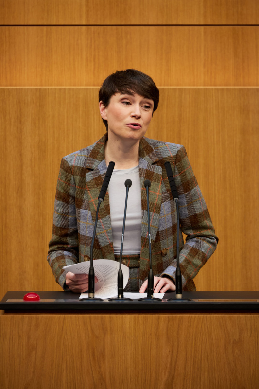 Am Redner:innenpult Klubobfrau Sigrid Maurer (GRÜNE)