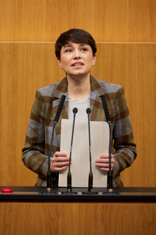 Am Redner:innenpult Klubobfrau Sigrid Maurer (GRÜNE)