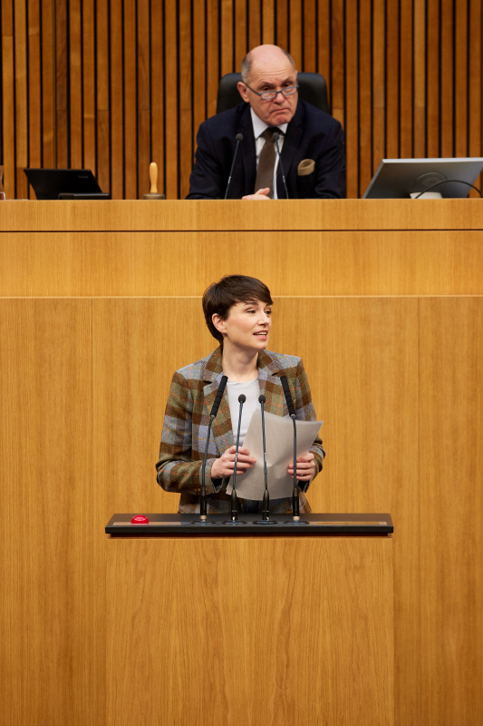 Am Redner:innenpult Klubobfrau Sigrid Maurer (GRÜNE)