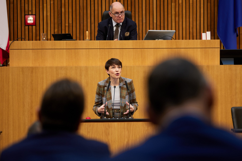 Am Redner:innenpult Klubobfrau Sigrid Maurer (GRÜNE)