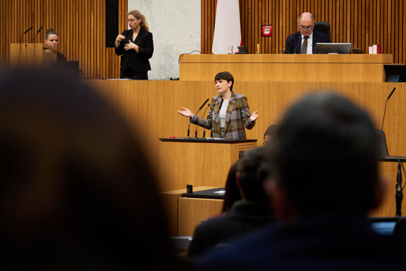 Am Redner:innenpult Klubobfrau Sigrid Maurer (GRÜNE)