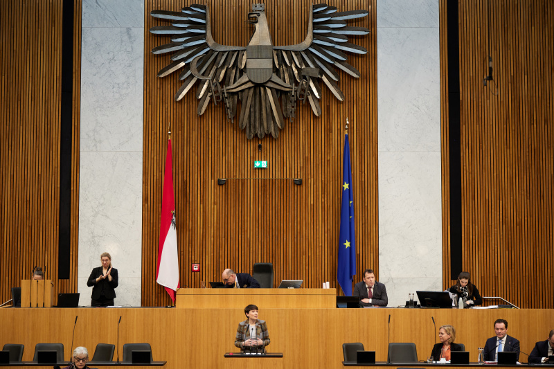 Am Redner:innenpult Klubobfrau Sigrid Maurer (GRÜNE)