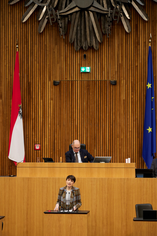 Am Redner:innenpult Klubobfrau Sigrid Maurer (GRÜNE)