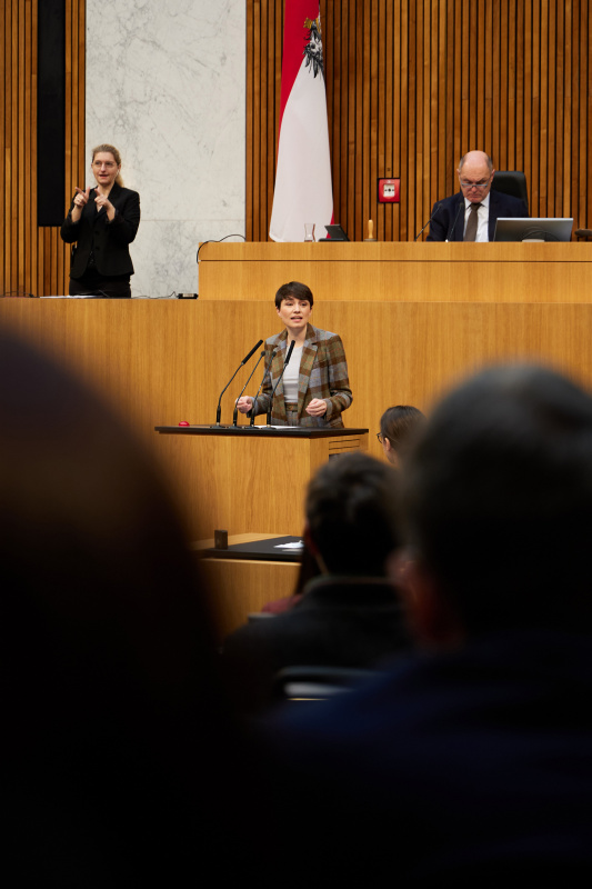 Am Redner:innenpult Klubobfrau Sigrid Maurer (GRÜNE)