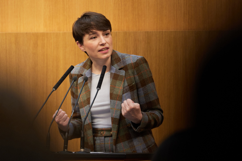 Am Redner:innenpult Klubobfrau Sigrid Maurer (GRÜNE)