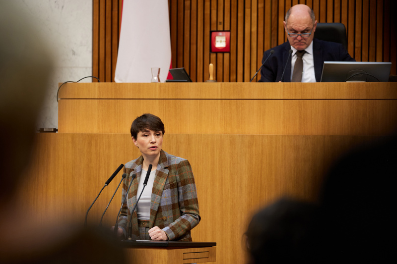 Am Redner:innenpult Klubobfrau Sigrid Maurer (GRÜNE)