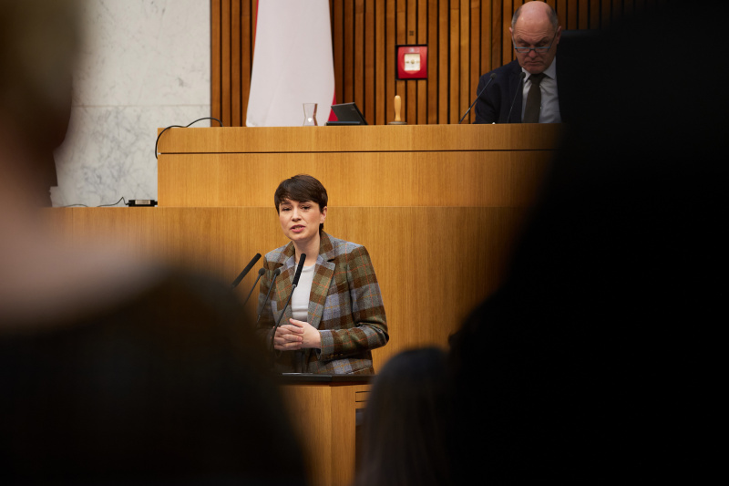 Am Redner:innenpult Klubobfrau Sigrid Maurer (GRÜNE)