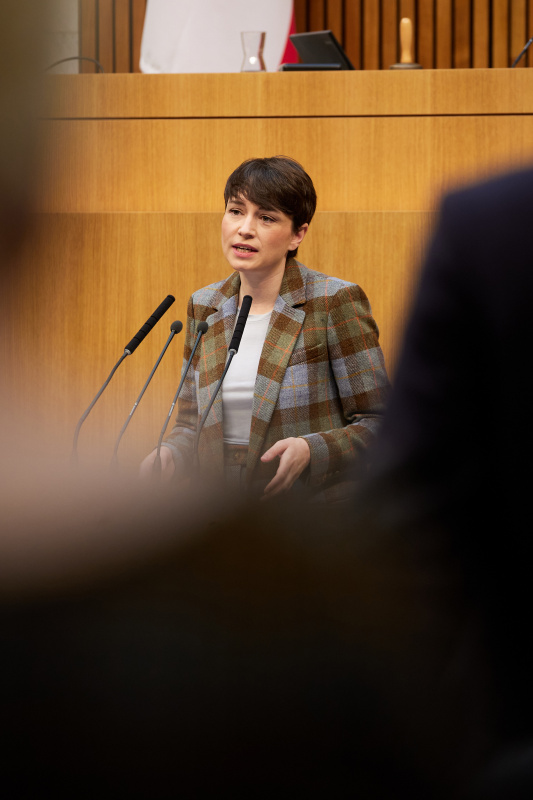 Am Redner:innenpult Klubobfrau Sigrid Maurer (GRÜNE)