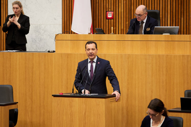 Am Redner:innenpult Nationalratsabgeordneter Gerald Loacker (NEOS)