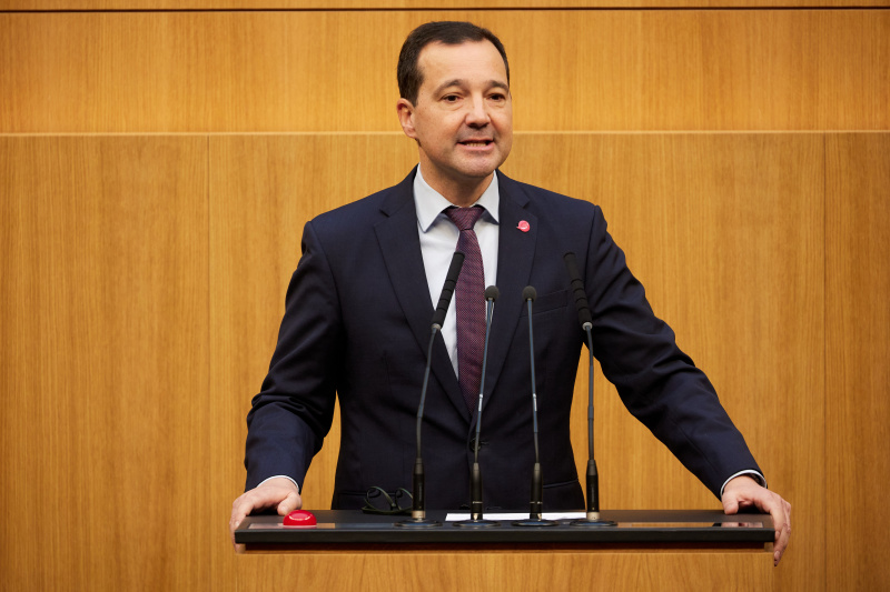 Am Redner:innenpult Nationalratsabgeordneter Gerald Loacker (NEOS)