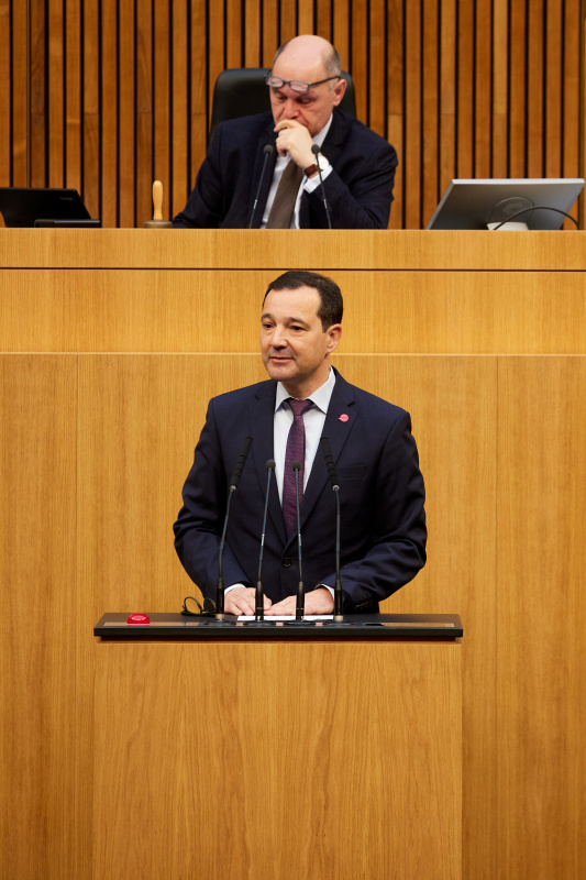 Am Redner:innenpult Nationalratsabgeordneter Gerald Loacker (NEOS)