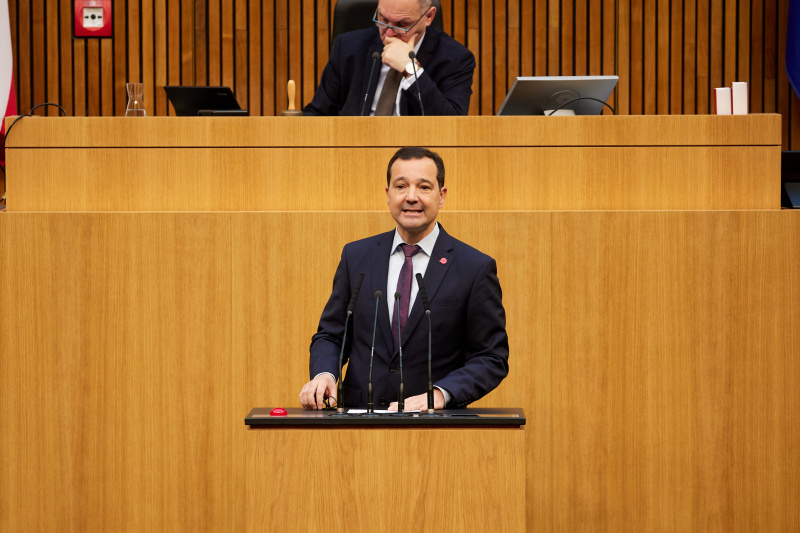 Am Redner:innenpult Nationalratsabgeordneter Gerald Loacker (NEOS)