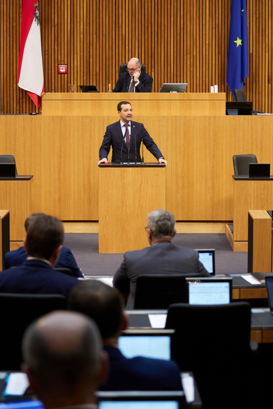 Am Redner:innenpult Nationalratsabgeordneter Gerald Loacker (NEOS)