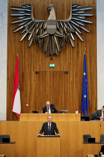 Am Redner:innenpult Nationalratsabgeordneter Axel Kassegger (FPÖ)