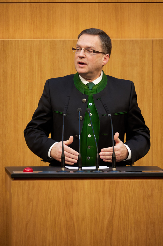 Am Redner:innenpult Klubobmann August Wöginger (ÖVP)