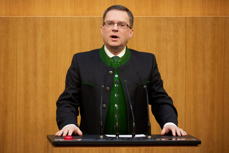 Am Redner:innenpult Klubobmann August Wöginger (ÖVP)